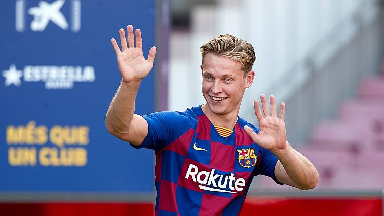 Hàng tiền vệ của Barcelona đang bị thiếu hụt nghiêm trọng.